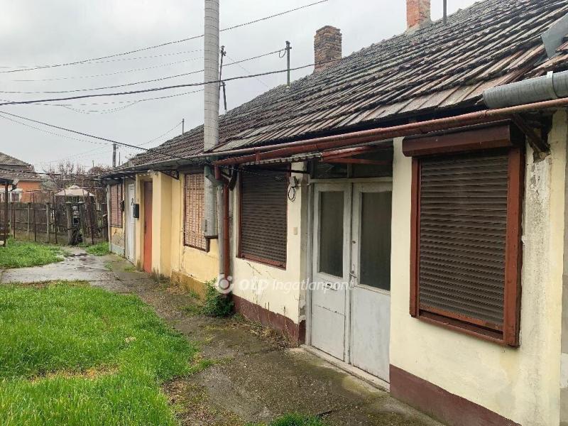 Eladó lakás Újszász