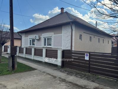 Eladó családi ház Tiszacsege