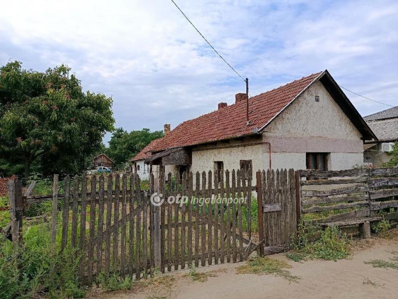 Eladó családi ház Téglás