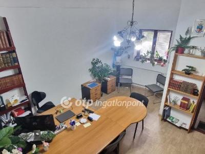 Eladó családi ház Üröm