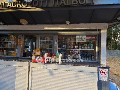 Eladó utcai bejáratú üzlethelység Debrecen