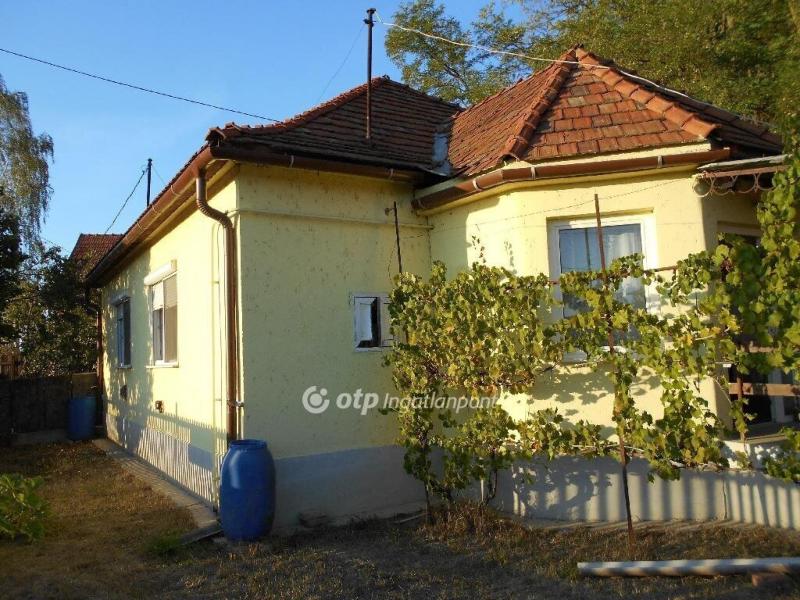 Eladó családi ház Múcsony