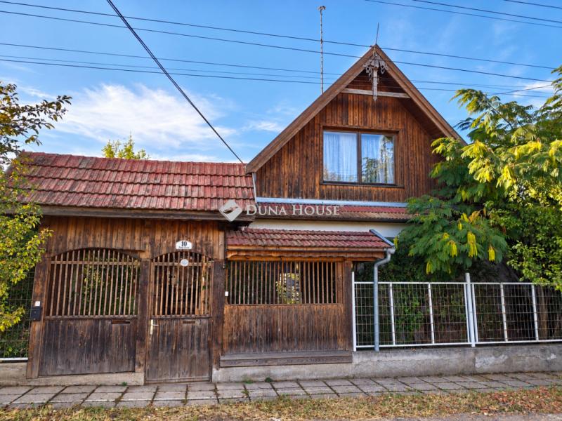 Eladó családi ház Úri