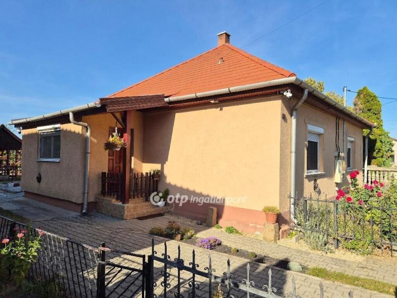 Eladó családi ház Felsőzsolca