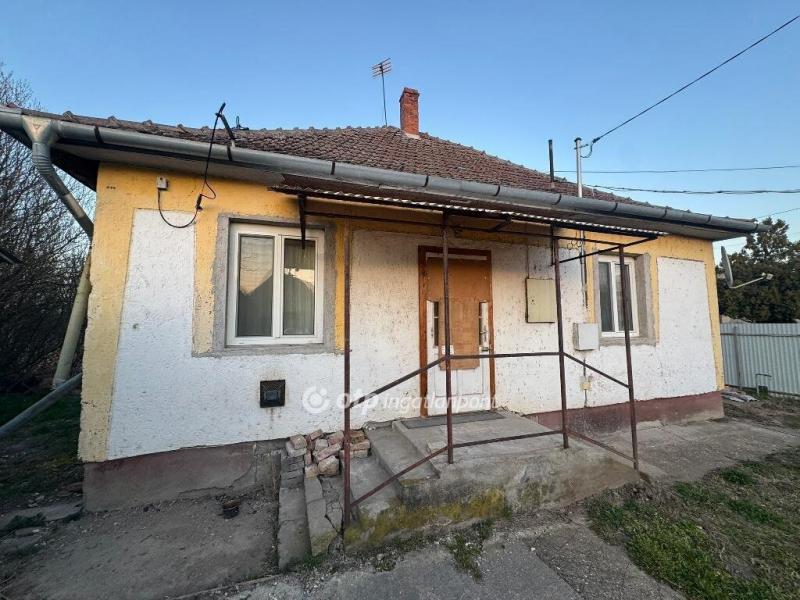 Eladó családi ház Poroszló