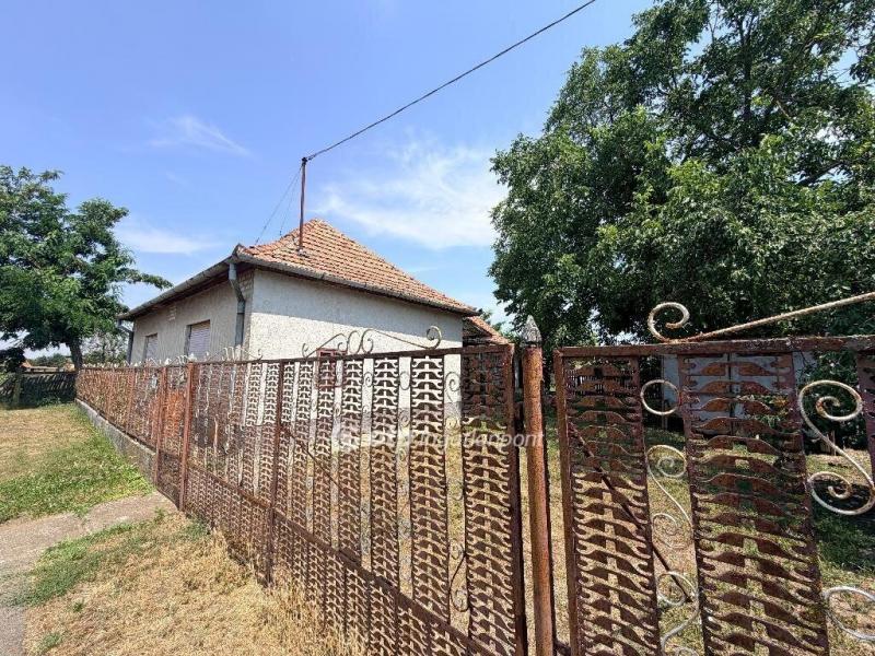 Eladó családi ház Zsáka
