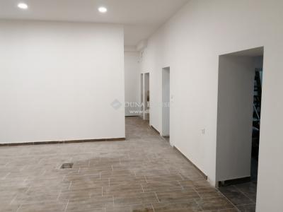 Eladó utcai bejáratú üzlethelység - 2900 Komárom, Szent István tér