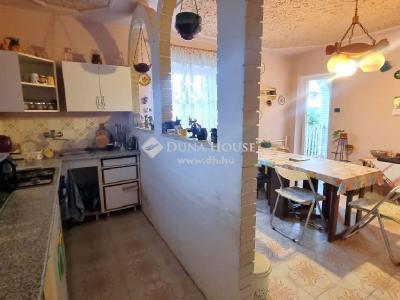 Eladó családi ház - 2173 Kartal