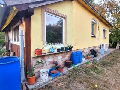 Eladó családi ház - 2254 Szentmártonkáta