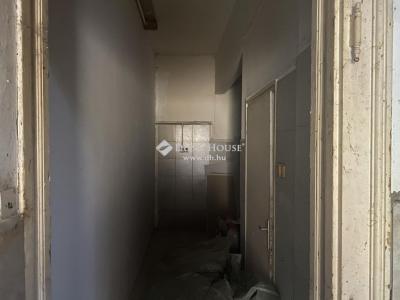 Eladó utcai bejáratú üzlethelység - 2500 Esztergom