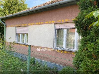 Eladó családi ház - 5052 Újszász
