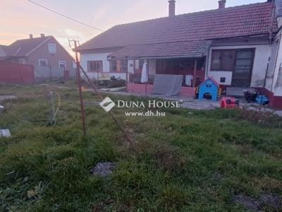 Eladó családi ház - 2254 Szentmártonkáta