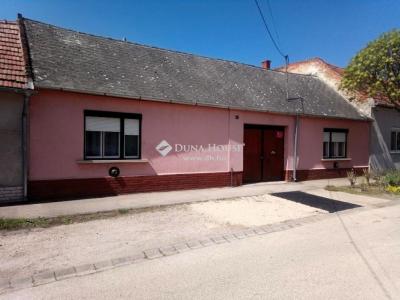 Eladó családi ház - 2500 Esztergom