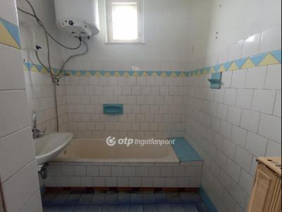 Eladó családi ház - 5126 Jászfényszaru