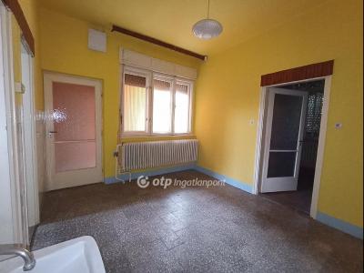Eladó családi ház - 5126 Jászfényszaru