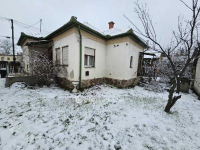 Eladó családi ház - 5052 Újszász