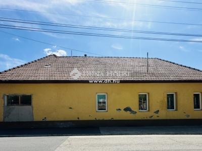 Eladó családi ház - 2517 Kesztölc