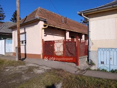 Eladó családi ház - 3211 Gyöngyösoroszi