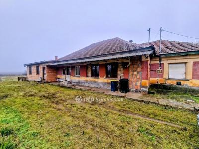 Eladó családi ház - 2711 Tápiószentmárton