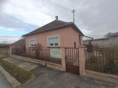 Eladó családi ház - 2490 Pusztaszabolcs