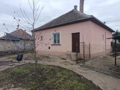 Eladó családi ház - 2490 Pusztaszabolcs