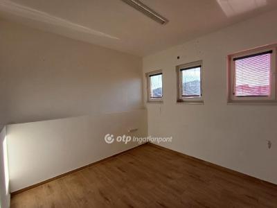 Eladó üzlethelység udvarban - 4090 Polgár