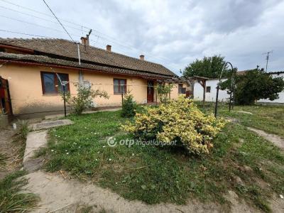 Eladó családi ház - 5300 Karcag