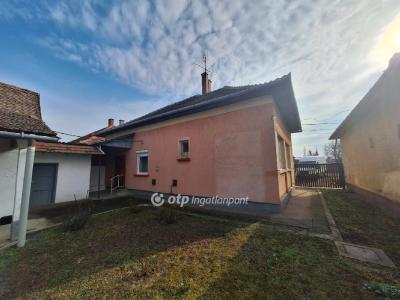 Eladó családi ház - 5300 Karcag