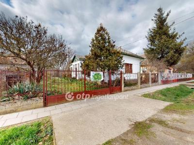 Eladó családi ház - 3715 Gesztely