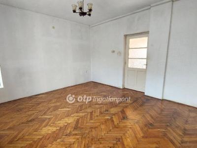 Eladó családi ház - 5300 Karcag