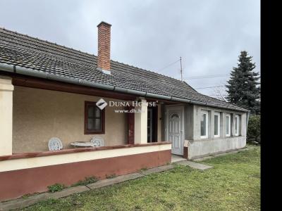 Eladó családi ház - 2711 Tápiószentmárton
