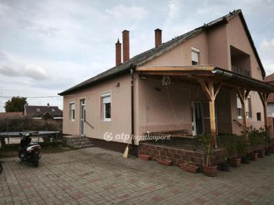 Eladó családi ház - 6768 Baks