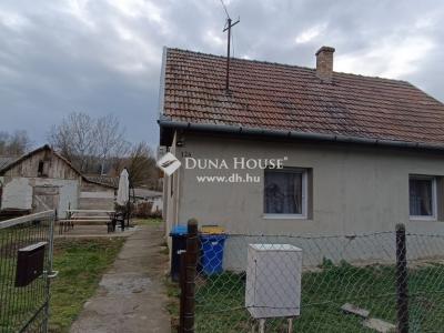 Eladó családi ház - 2242 