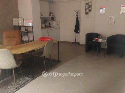 Kiadó üzlethelység üzletházban - 8200 Veszprém
