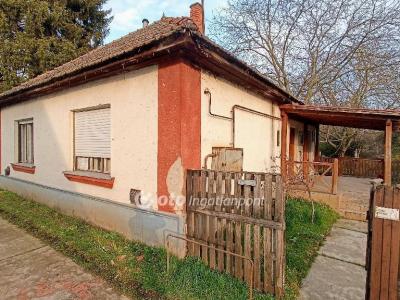 Eladó családi ház - 5126 Jászfényszaru