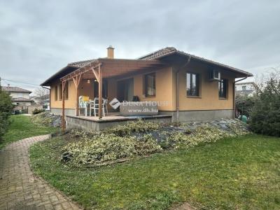 Eladó családi ház - 2220 Vecsés