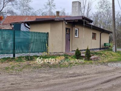 Eladó családi ház - 2747 Törtel