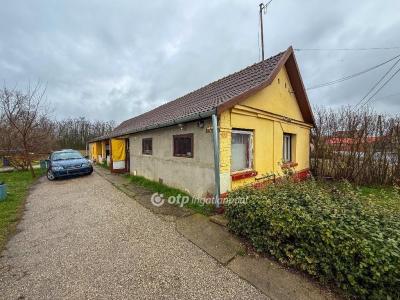 Eladó családi ház - 2764 Tápióbicske