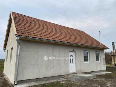 Eladó családi ház - 5052 Újszász