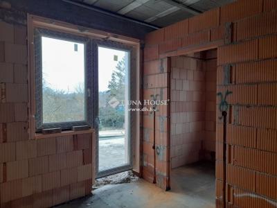 Eladó családi ház - 2113 Erdőkertes