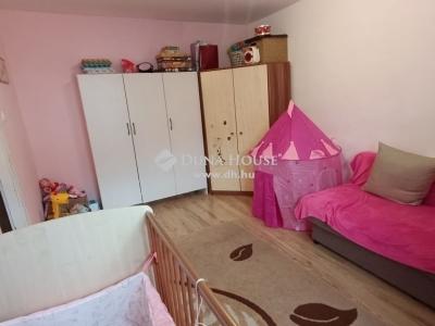 Eladó családi ház - 2242 