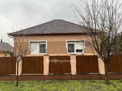 Eladó családi ház - 2768 Újszilvás