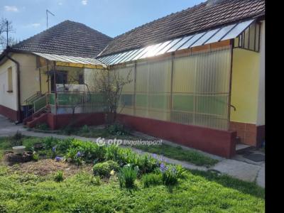Eladó családi ház - 2252 Tóalmás, Dózsa György út