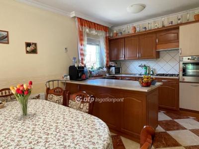 Eladó családi ház - 2456 Besnyő