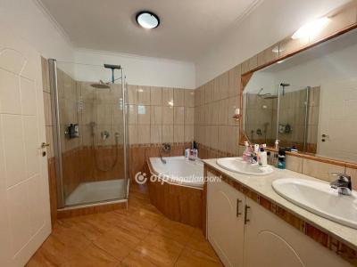 Eladó családi ház - 2456 Besnyő