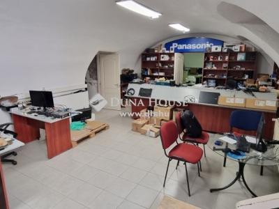 Eladó utcai bejáratú üzlethelység - 6000 Kecskemét, Rákóczi út