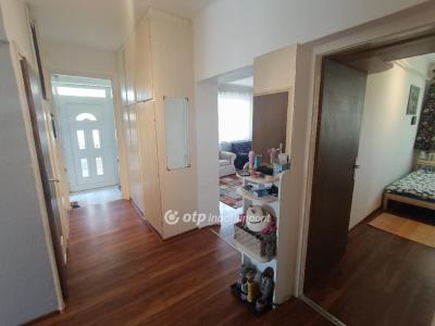 Eladó családi ház - 2483 Gárdony