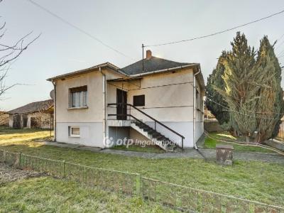 Eladó családi ház - 2822 Szomor