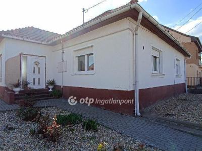 Eladó családi ház - 5126 Jászfényszaru, Mező utca