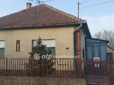 Eladó családi ház - 6065 Lakitelek